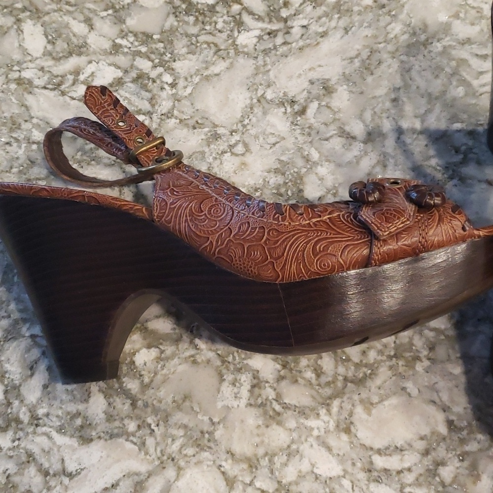 Vince Camuto brown tulled floral leather stacked heel sandals - Picture 4 of 9